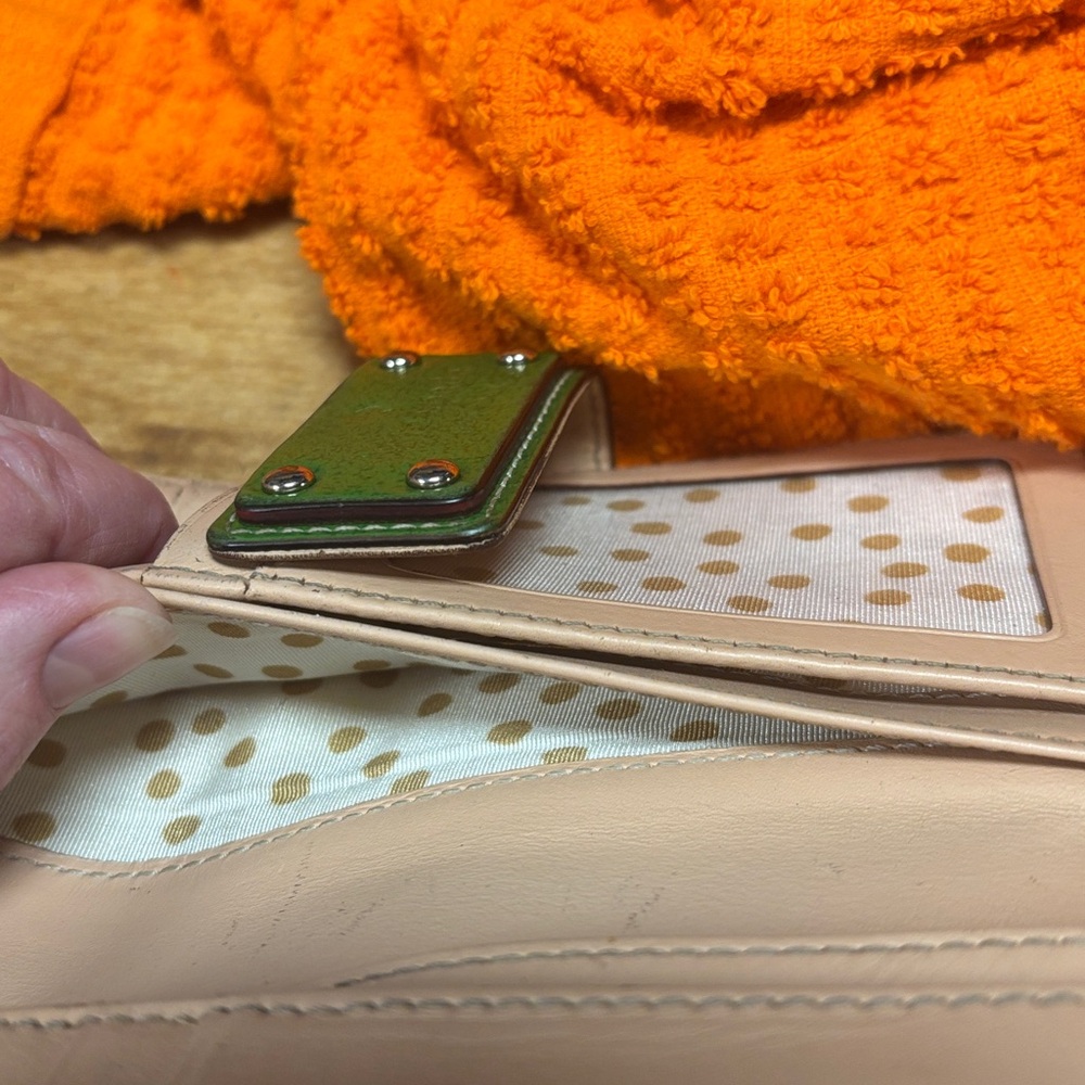 “” SOLD” 



Kate Spade Vibrant Green Wallet - Picture 10 of 13